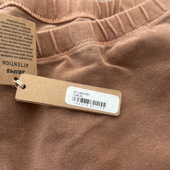 Skims Outdoor Leggings - Picture 4 of 8